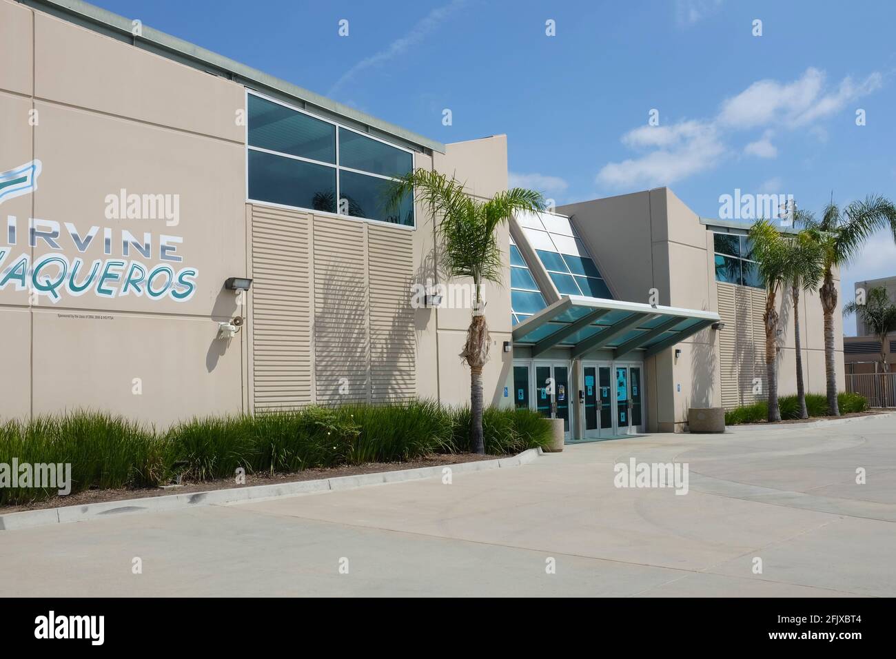 IRVINE, KALIFORNIEN - 24 APR 2021: Das Gymnasium der Irvine High School, Heimat der Vaqueros Stockfoto