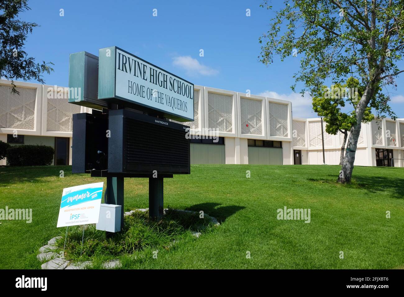 IRVINE, KALIFORNIEN - 24 APR 2021: Elektronischer Festzelt an der Vorderseite der Irvine High School. Stockfoto