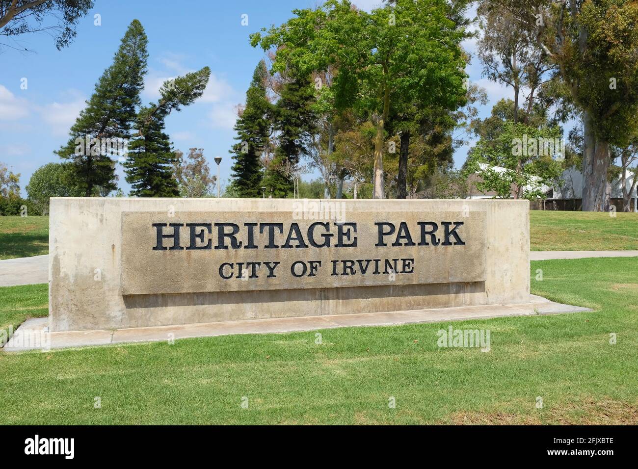 IRVINE, KALIFORNIEN - 24 APR 2021: Heritage Park Schild auf Walnut Avenue beherbergt eine öffentliche Bibliothek, Erholungszentrum, Kunstzentrum und Tageskindergarten Stockfoto