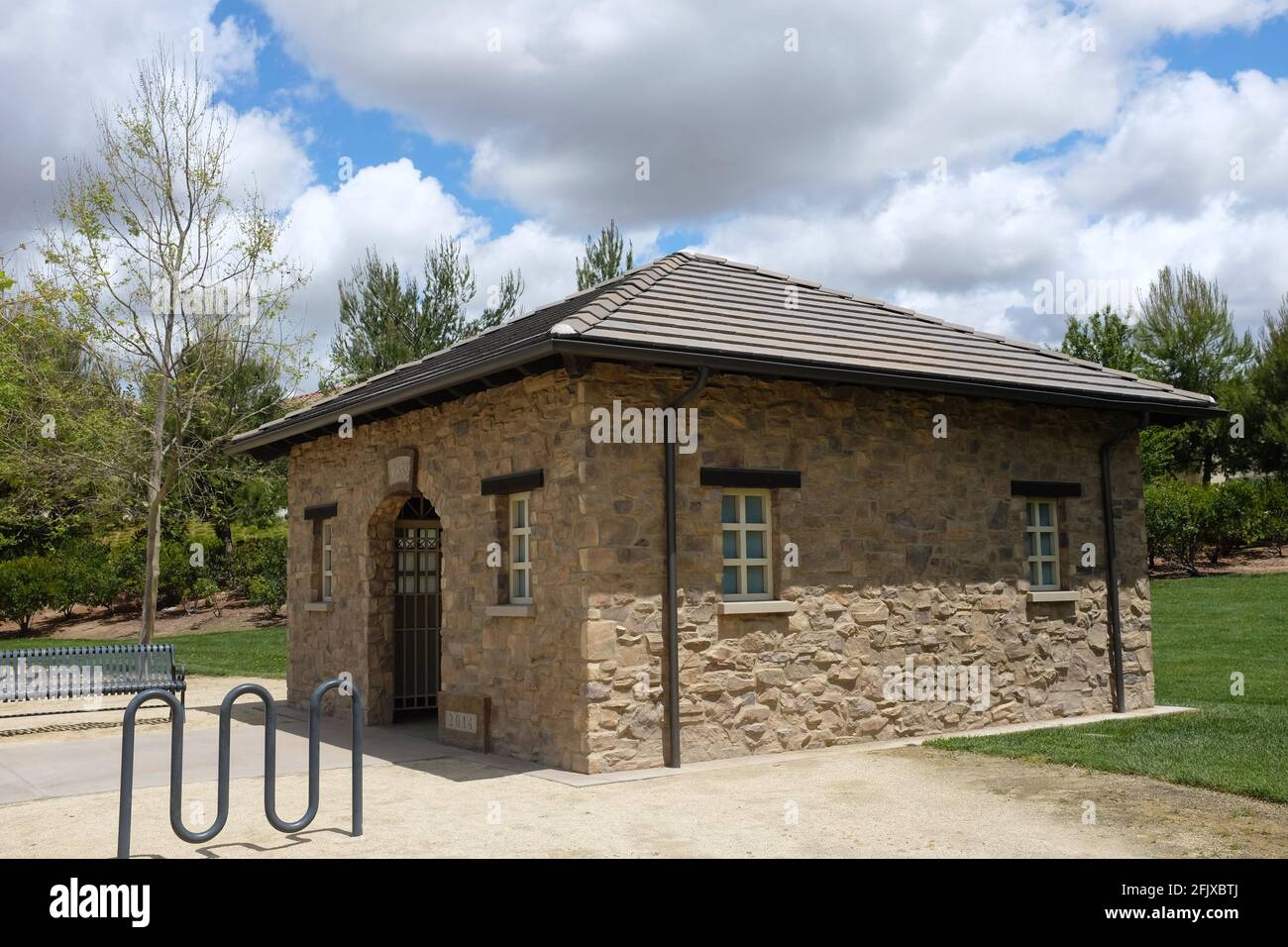 IRVINE, KALIFORNIEN - 26 APR 2021:Toilettengebäude am Picknickplatz auf dem Jeffrey Open Space Trail. Stockfoto