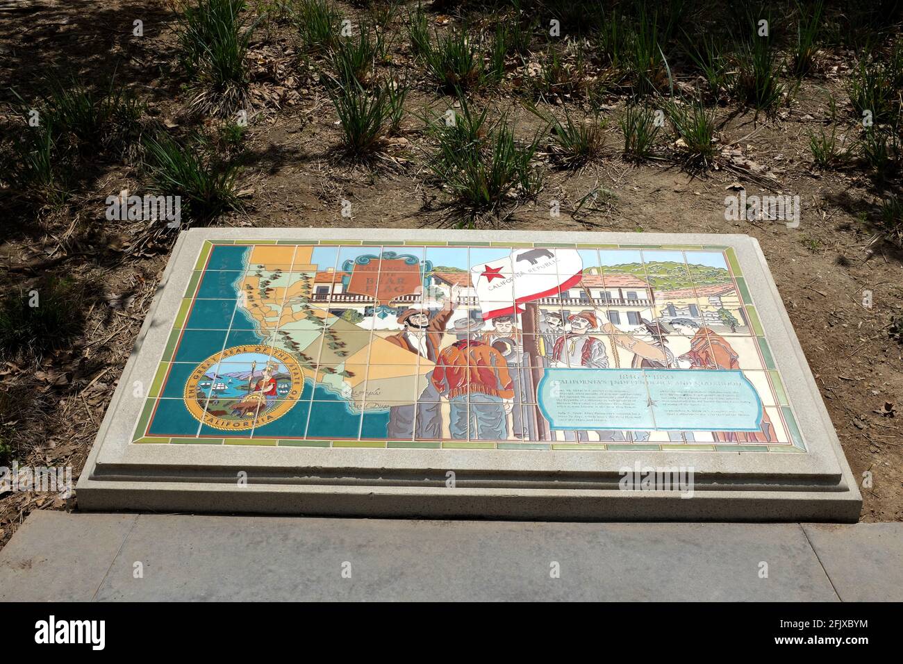 IRVINE, KALIFORNIEN - 26 APR 2021: Das Mosaik der Bärenflagge in der Zeitleiste von Age of Exploration auf dem Jeffrey Open Space Trail. Stockfoto