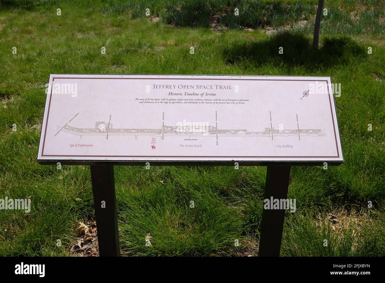 IRVINE, KALIFORNIEN - 26 APR 2021: Trail Marker auf dem Jeffrey Open Space Trail, zeigt die historische Zeitleiste der Stadt. Stockfoto