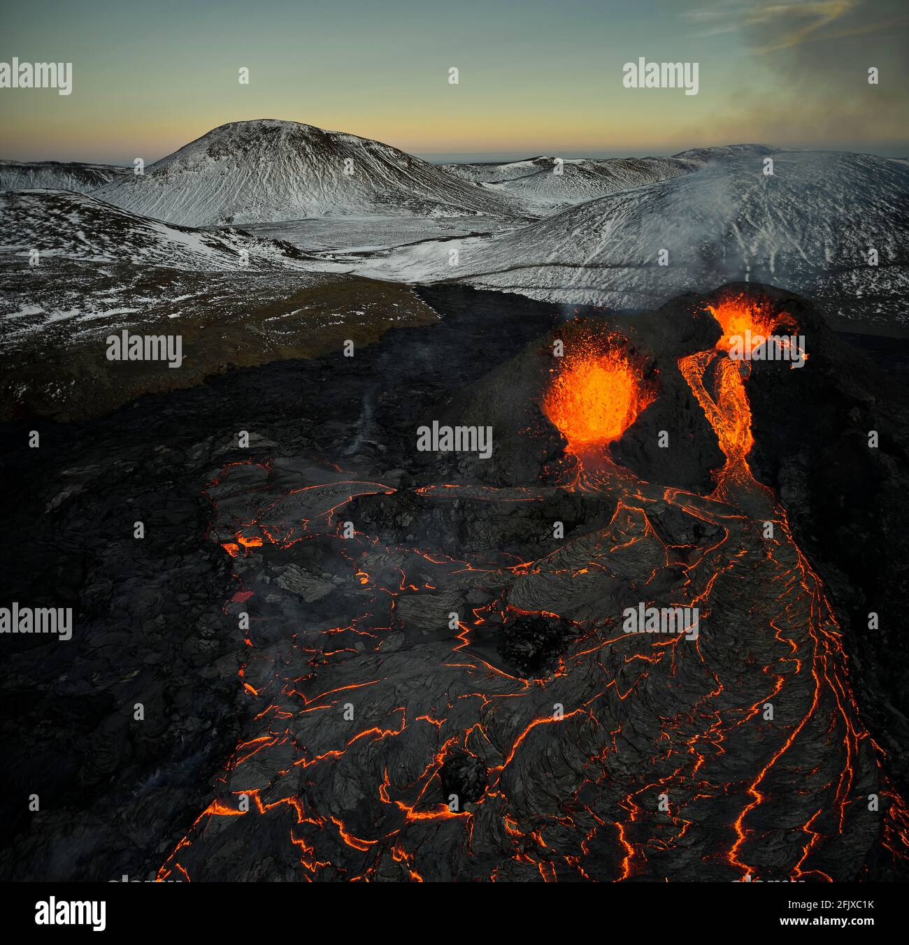 Erstaunliche Landschaft von ausbrechenden Vulkan mit heißem Magma Stockfoto