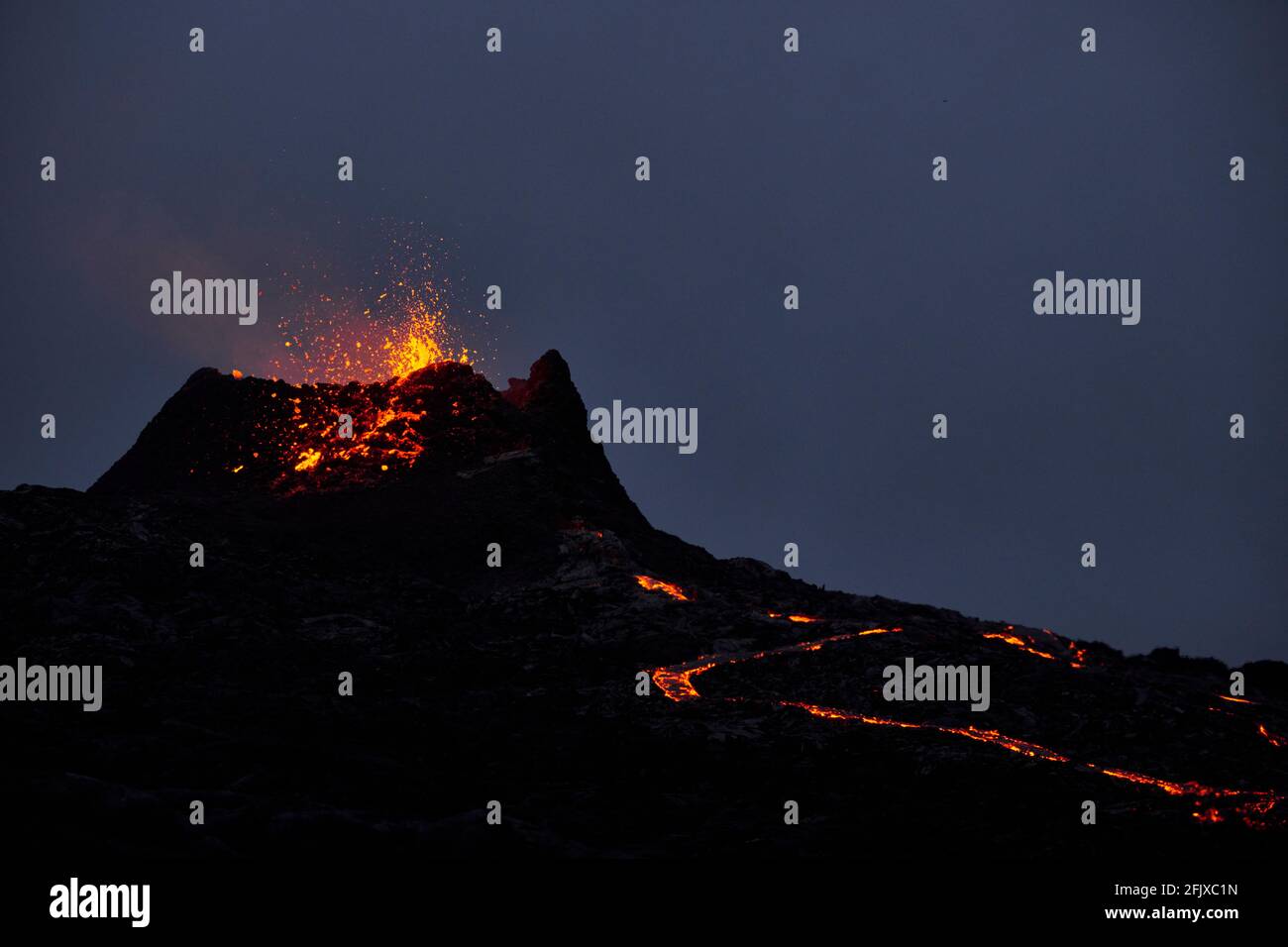 Ausbruch des vulkanischen Berges gegen den Nachthimmel Stockfoto