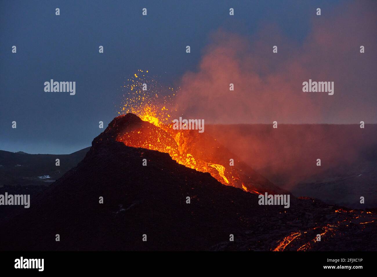 Atemberaubende Landschaft des Vulkanausbruchs in der Nacht Stockfoto