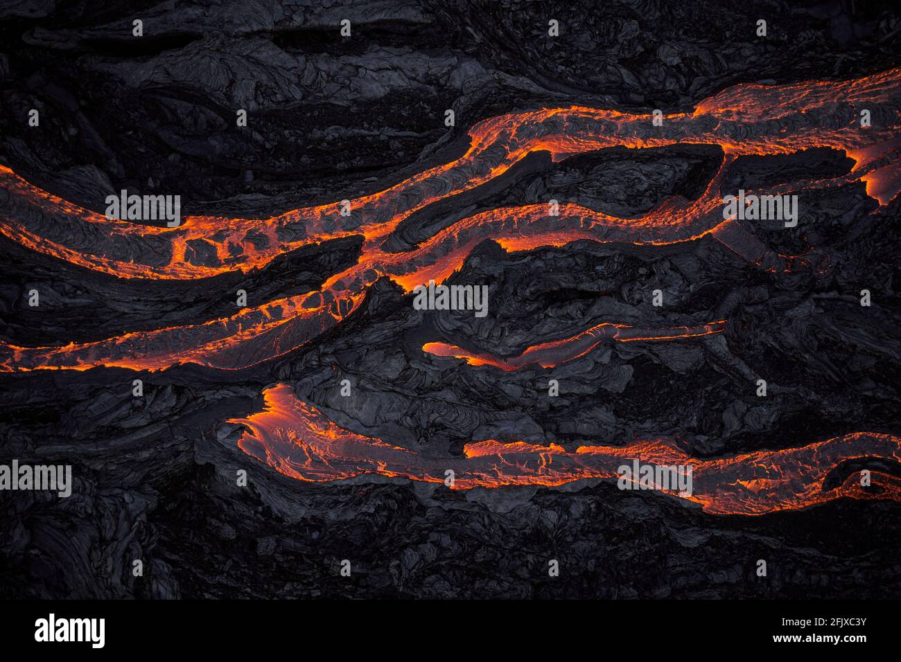 Unwegsames Gelände mit fließender heißer Lava Stockfoto