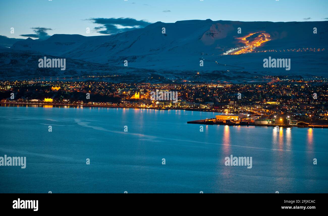 Erhöhte Ansicht der nordisländischen Stadt Akureyri Stockfoto