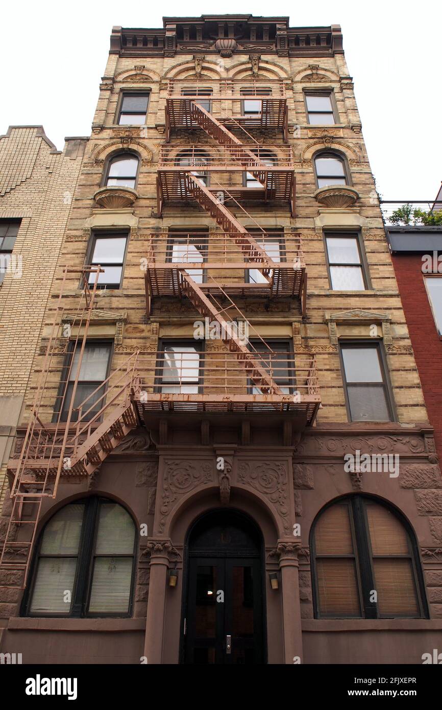 Fassade des mehrstöckigen Mehrfamilienhauses aus dem späten 19. Jahrhundert im Stadtteil South Village, 15 Leroy Street, New York, NY, USA Stockfoto