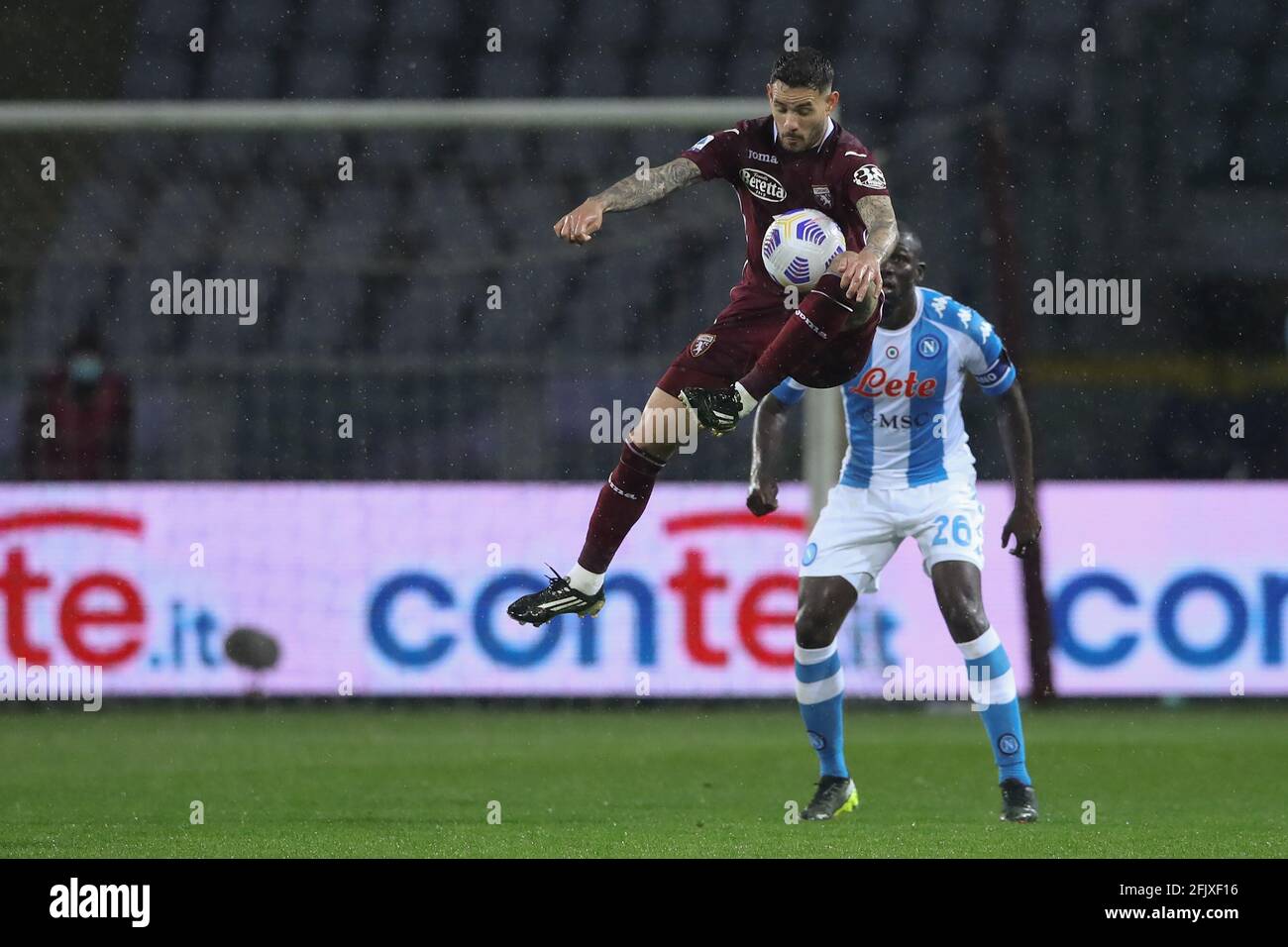 Turin, Italien, 26. April 2021. Antonio Sanabria vom FC Turin kontrolliert den Ball, während Kalidou Koulibaly vom SSC Napoli während des Serie-A-Spiels im Stadio Grande Torino, Turin, anschaut. Bildnachweis sollte lauten: Jonathan Moscrop / Sportimage Stockfoto