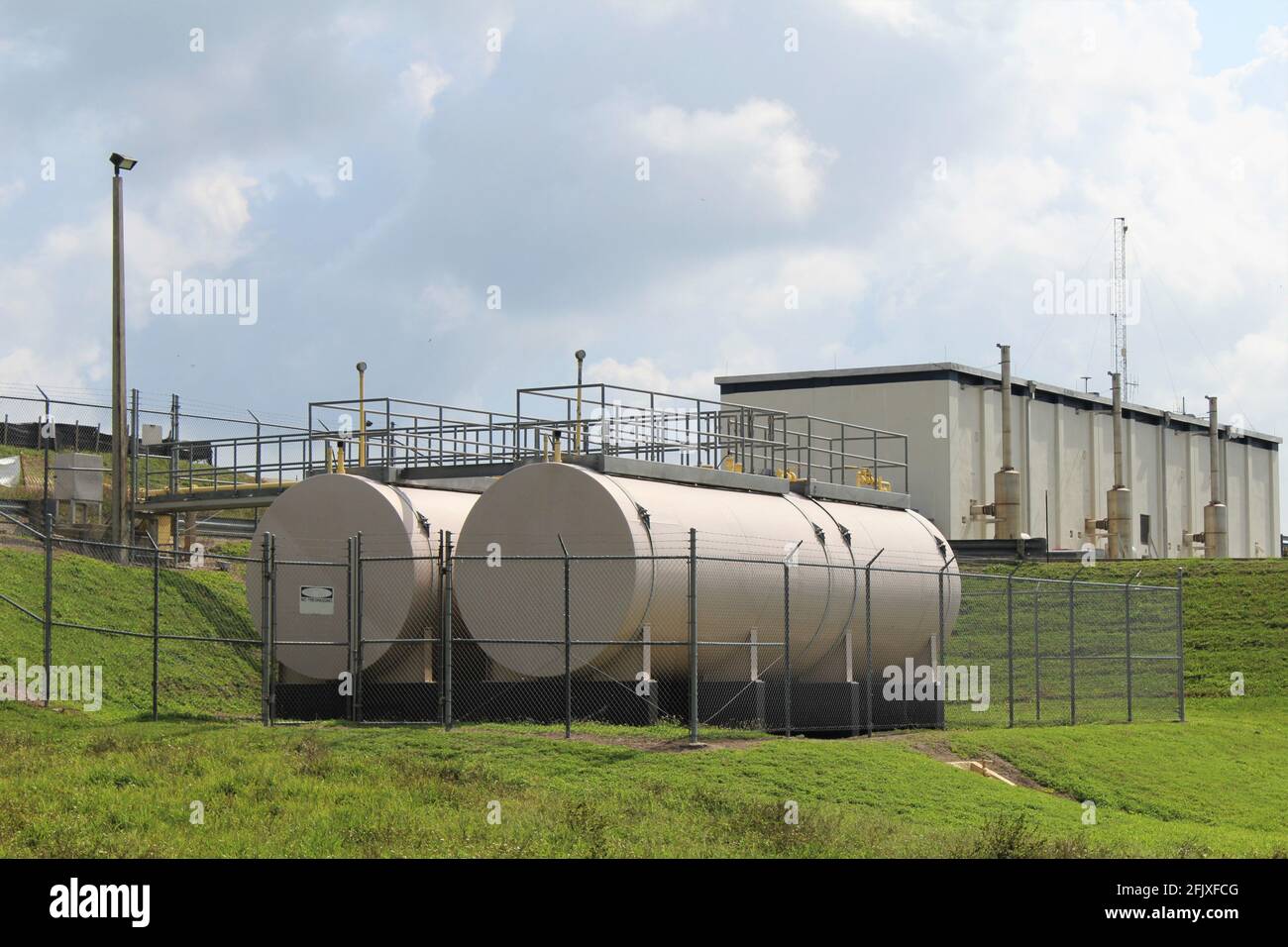 Industrielle Lagertanks für verschiedene Produkte. Zwei weiße große Metalltanks. Weiße Industriefässer aus Eisen in Lake Harbor, FL in Palm Beach County. Stockfoto