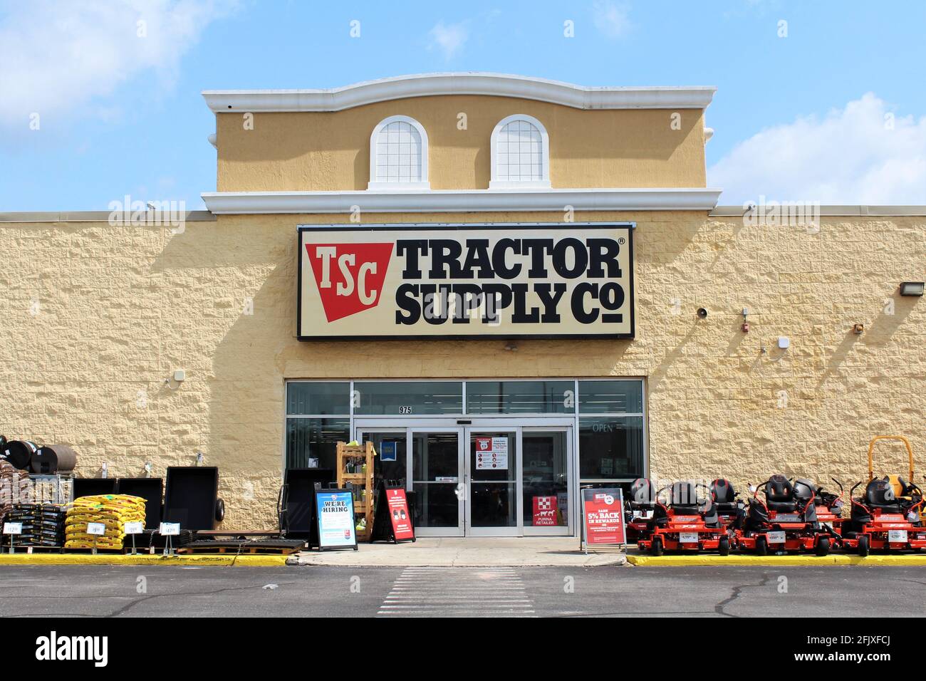 Traktoren zum Verkauf bei einer Tractor Supply Company in Clewiston, Florida Retail Location. Fassade für Traktorversorgung. Stockfoto