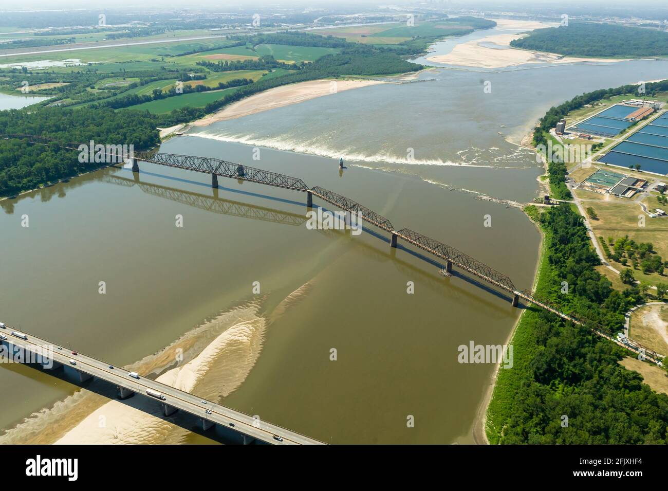 Luftaufnahme der alten Brücke der US Route 66 über den Mississippi River in der Nähe von St. Louis, Missouri, USA. Stockfoto