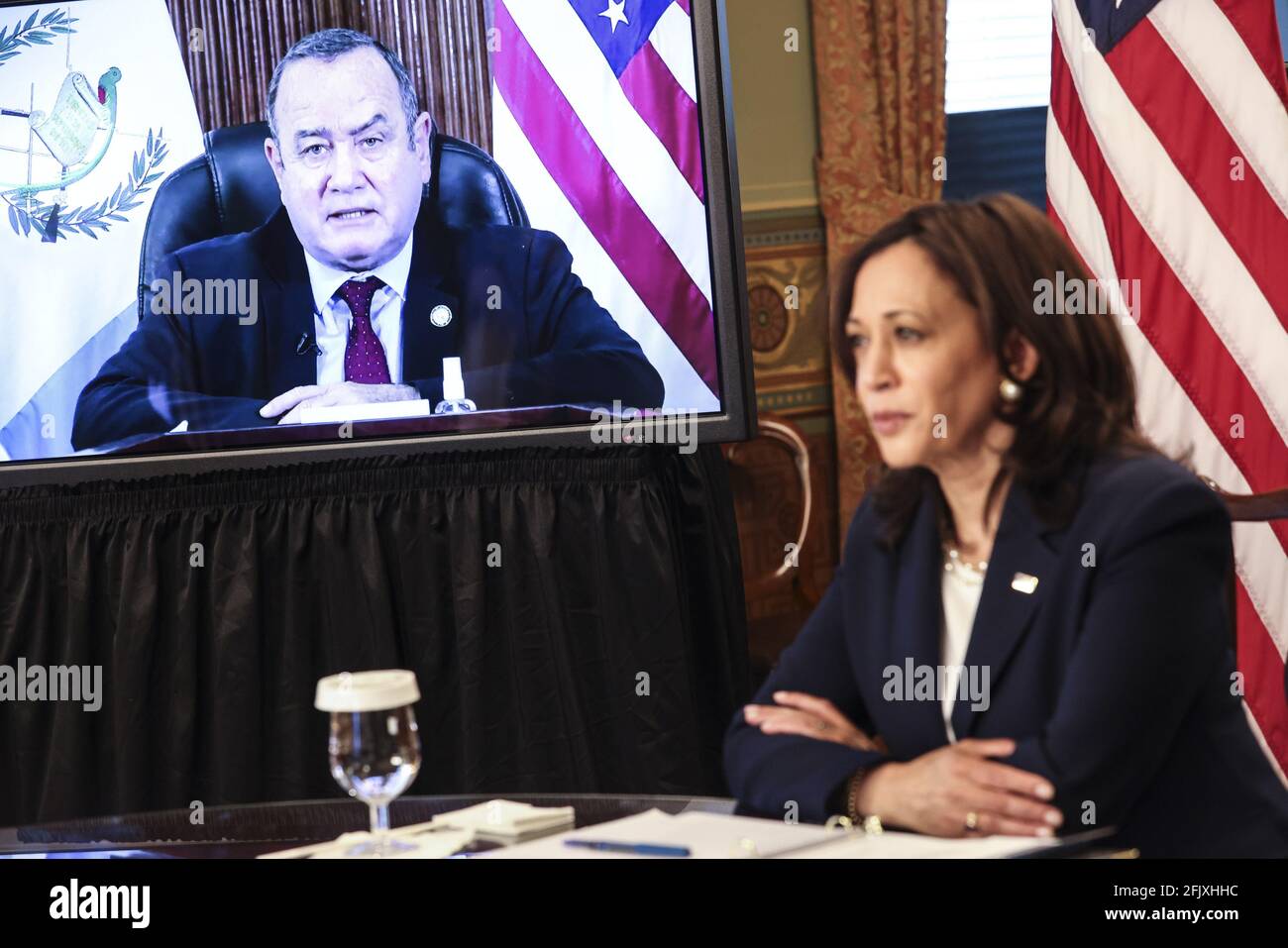 Washington, Usa. April 2021. Vizepräsidentin Kamala Harris hört am Montag, dem 26. April 2021, während eines virtuellen bilateralen Treffens mit dem guatemaltekischen Präsidenten Alejandro Giammattei im Feierlichen Büro des Vizepräsidenten im Eisenhower Executive Office Building auf dem Campus des Weißen Hauses über die Migrationskrise in Washington, DC. Foto von Oliver Contreras/UPI Credit: UPI/Alamy Live News Stockfoto