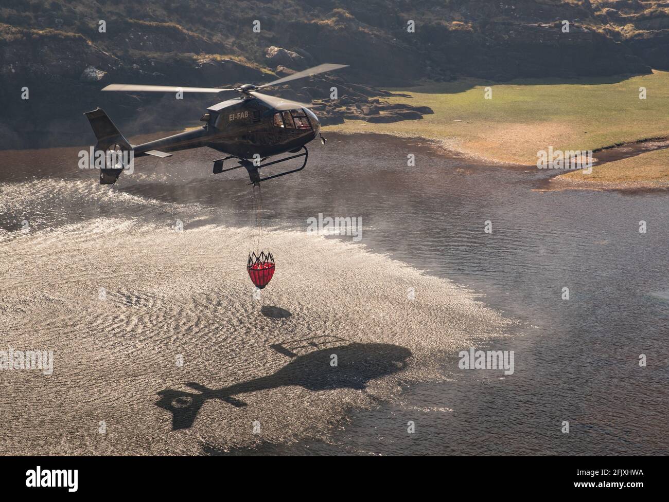Killarney National Park, Irland - 26. April. 2021: Irischer Hubschrauber sammelt Wasser, um Feuer im Killarney Nationalpark zu löschen Stockfoto