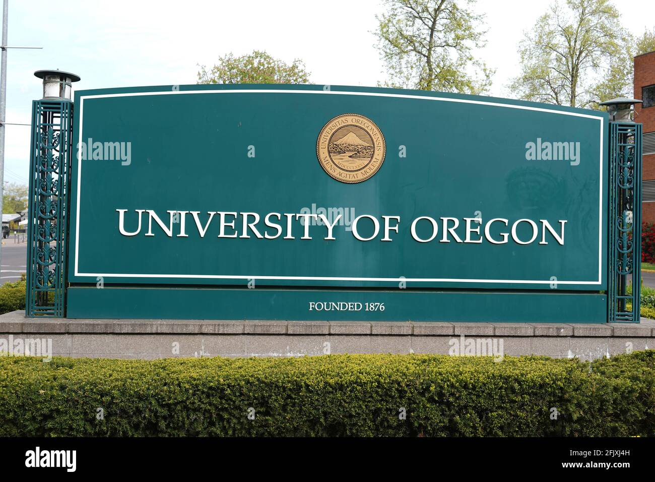 Ein Schild am Eingang zum Campus der University of Oregon, Freitag, 23. April 2021, in Eugene, Ore. Hayward Field wird als Standort für das dienen Stockfoto