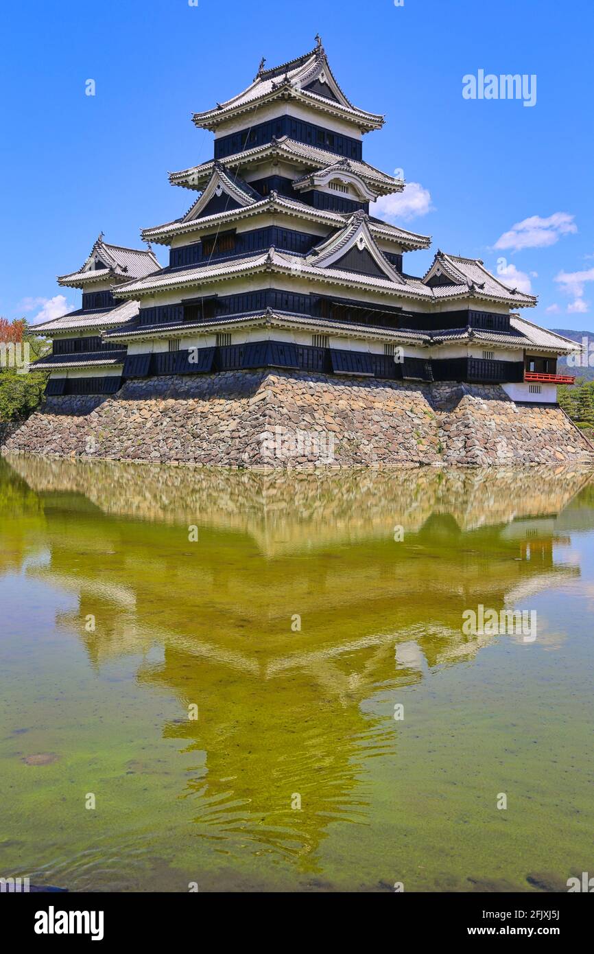 Mensumoto Castle, Fukashi Castle, Crow Castle, Wasserspiegelung und blauer Himmel. Mensumoto, Präfektur Nagano, Japan. Stockfoto