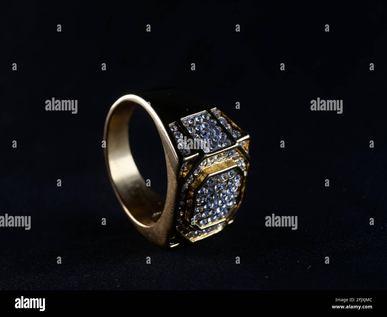 Nahaufnahme eines goldenen Ringes mit Diamanten Schwarzer Hintergrund Stockfoto