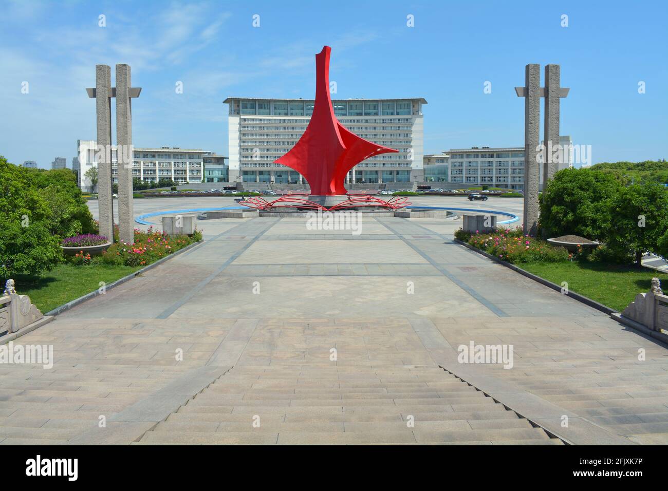 Große rote moderne Kunstskulptur vor den Büros des Regierungsgebäudes des Volkes Jiaxing. Stockfoto