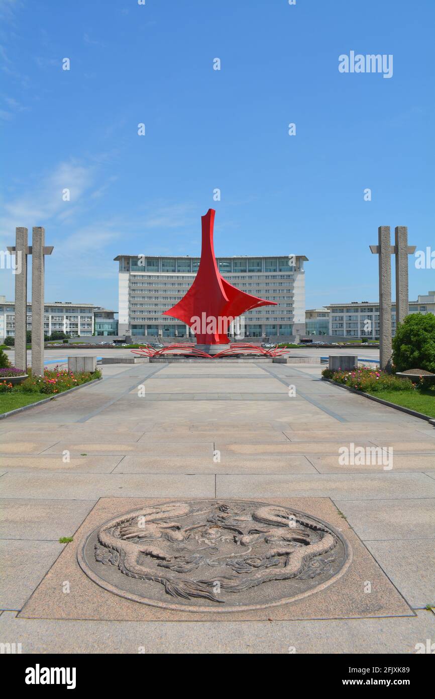 Große rote moderne Kunstskulptur vor den Büros des Regierungsgebäudes des Volkes Jiaxing. Stockfoto