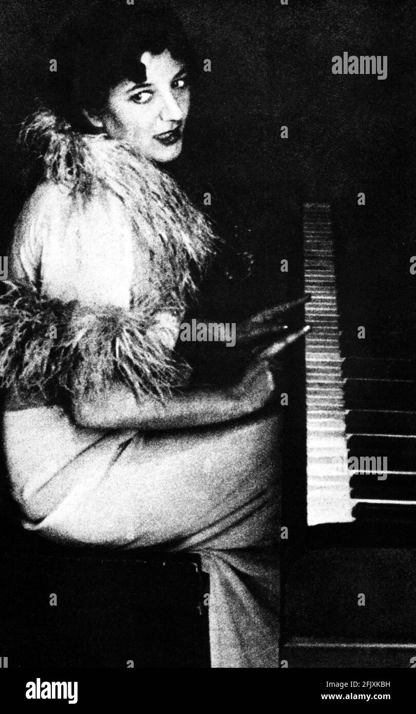 1935 ca. , ITALIEN : die italienische faschistische geheime Geliebte von Benito Mussolini CLARETTA PETACCI ( 1912 - 1945 ) am Klavier - 2. Weltkrieg - 2. Weltkrieg - 2. Weltkrieg - SECONDA GUERRA MONDIALE - Pianoforte - amante - concubina - piume di struzzo - Federn ---- Archivio GBB Stockfoto