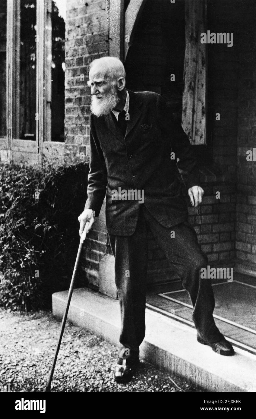 1950 , IRLAND : der irische Dramatiker und Essayist George Bernard SHAW ( 1856 - 1950 ) - LETTERATURA - LETTERATO - SAGGISTA - SCRITTORE - LITERATUR - TEATRO - THEATER - COMMEDIOGRAFO - DRAMMATURGO - Portrait - ritratto - Bastone da passeggio - Stock - barba bianca - Bart - weißes Haar - capelli bianchi - umorista - Humorist - älterer alter alter alter alter alter Mann - uomo anziano vecchio ---- Archivio GBB Stockfoto