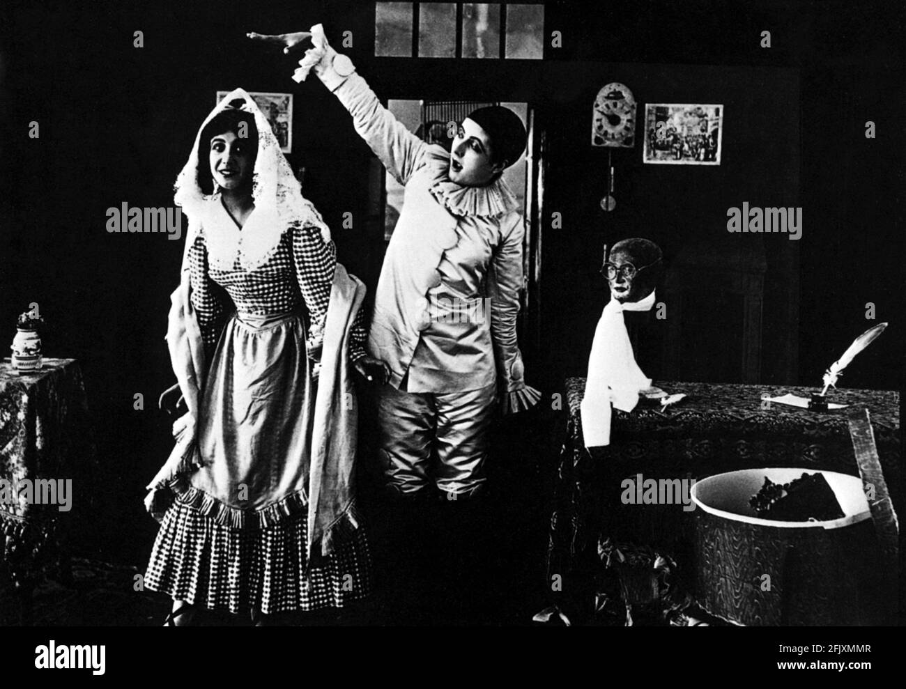 1914, ITALIEN: Der Stummfilm italienische Schauspielerin, DIE COMTESSE Elena Seracini Vitiello, 1888 - 1985, mit LEDA GYS (links) in LA STORIA DI UN PIERROT (L' histoire d'un Pierrot) Di Baldassarre Negroni - FILM - KINO MUTO - Attrice - DIVA - DIVINA - DIVINA - DIVINE - Fancy dress ---- Archivio GBB Stockfoto
