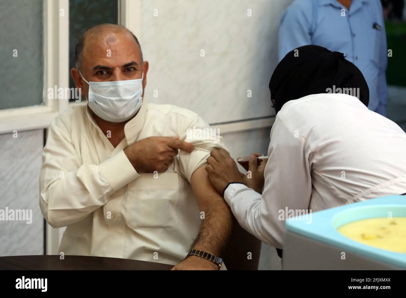 Taiz, Jemen. April 2021. Ein Mann erhält am 25. April 2021 in einem Krankenhaus in der Provinz Taiz, Jemen, eine Dosis des Impfstoffs COVID-19. Das Land treibt seine Impfkampagne gegen das Coronavirus voran. Quelle: Str/Xinhua/Alamy Live News Stockfoto