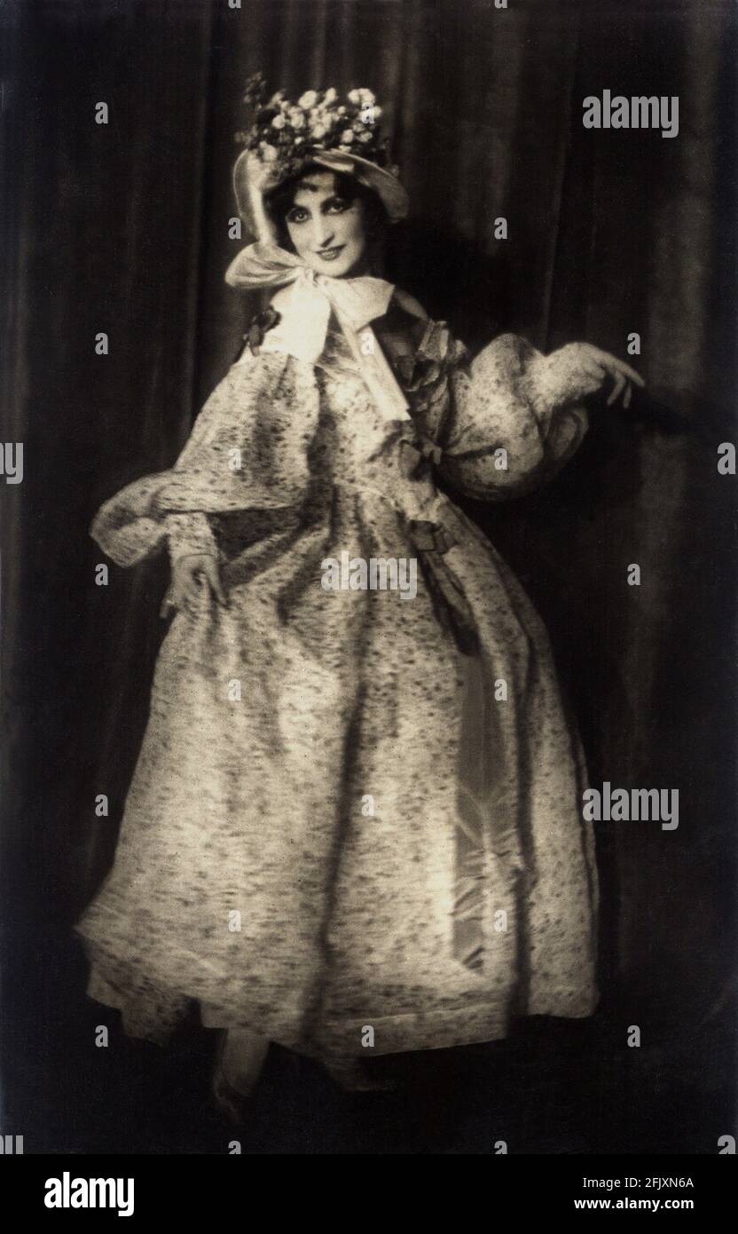 1920er Jahre, ITALIEN: Die italienische Sängerin, Tänzerin und Schauspielerin ANNA FOUGEZ ( 1894 - 1966 ) - ATTRICE - CANTANTE - Café Chantant - Tabarin - TEATRO di RIVISTA - THEATER - BELLE EPOQUE - Cabaret - ANNI VENTI - Hut - cappello ---- Archivio GBB Stockfoto