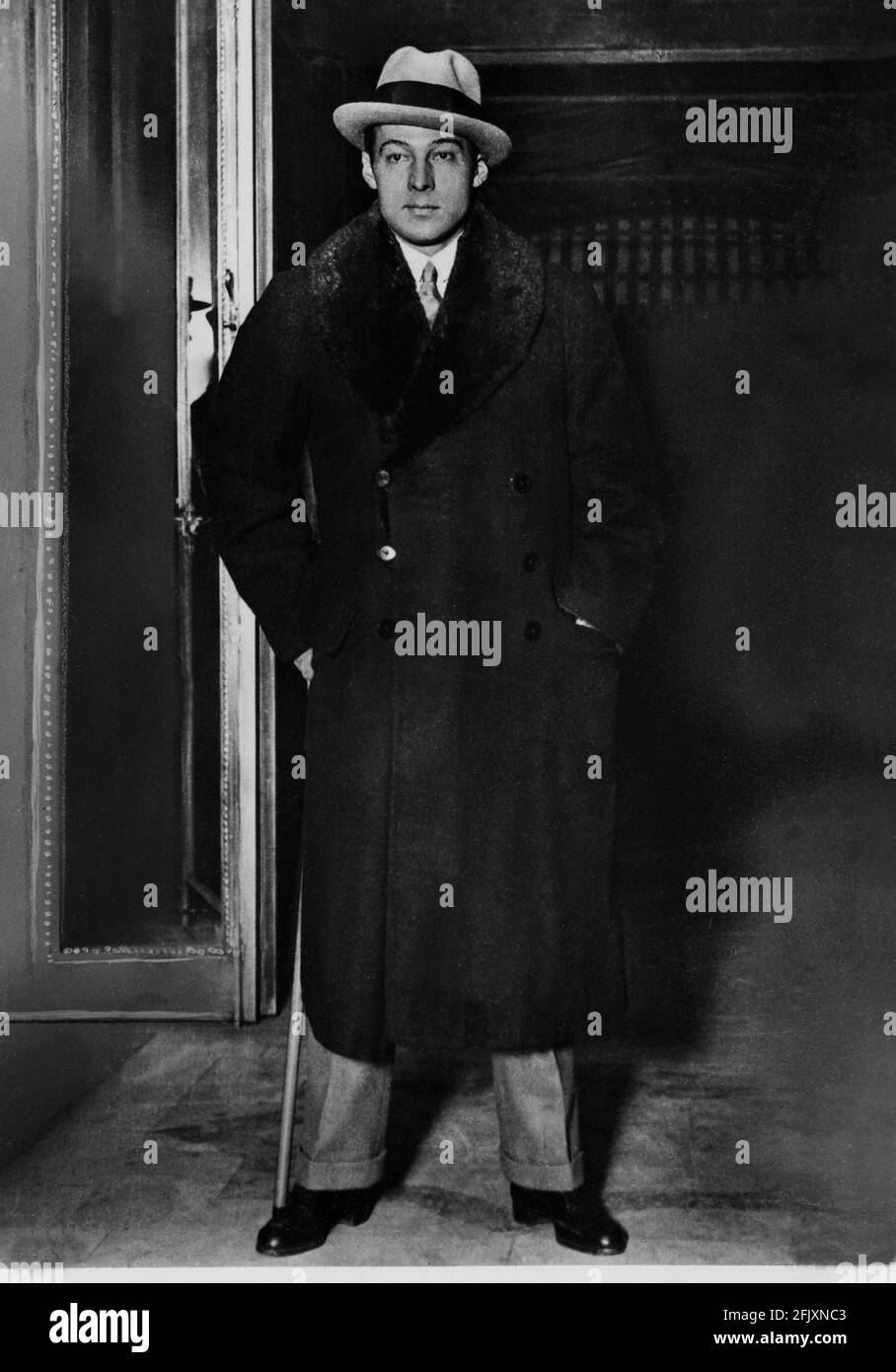 1924 Ca, USA : der Stummfilmschauspieler RUDOLPH VALENTINO ( geboren Rodolfo Guglielmi ,1895 - 1926 ) pubblicary still . - KINO MUTO - RODOLFO VALENTINO - Attore cinematografico - LATIN LOVER - italoamericano - italo americano - italo-americano - Emigrant - emigrante - italo-amerikanisch - Portrait - ritratto - sguardo magnetico - Krawatte - Cravatta - Hut - cappello - astrakan - astracan - Pelliccia - Fell - Baston Da passeggio - Stock - cappotto - Fell ---- Archivio GBB Stockfoto
