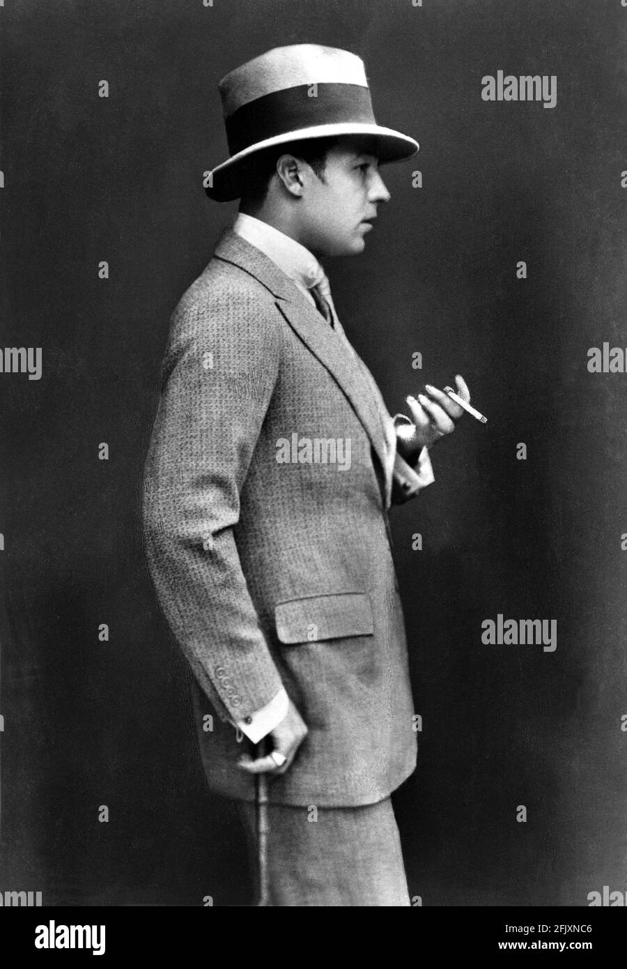1924 ca., USA : der Stummfilmschauspieler RUDOLPH VALENTINO ( geb. Rodolfo Guglielmi ,1895 - 1926 ) pubblicary still . - KINO MUTO - RODOLFO VALENTINO - Attore cinematografico - LATIN LOVER - italoamericano - italo americano - italo-americano - Emigrant - emigrante - italo-amerikanisch - Portrait - ritratto - tie - cravatta - hat - cappello - Bastone da passeggio - Stock - profilo - Profile - celebrità personalità attori che fumano - fumatore - fumo - sigaretta - Zigarette - Berühmtheit - Persönlichkeit Prominente Persönlichkeiten Schauspieler Raucher - Raucher - fumatore ---- Archivio GBB Stockfoto