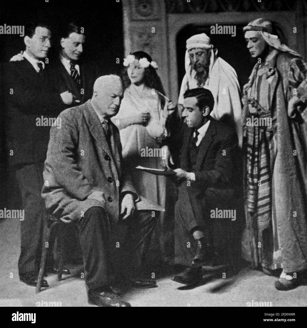 1925 , Mailand , ITALIEN : der italienische Schriftsteller und Dramatiker GIUSEPPE ANTONIO BORGESE ( 1882 - 1952 ). Porträtiert während der rehersalen Arbeit für sein Stück LAZZARO . Von links: GIOVACCHINO FORZANO (Musikkomponist, Librettist und Regisseur), SANDRO SALVINI (Schauspieler), GUSTAVO SALVINI (Schauspieler), G.A. BORGESE (Autor) und einige Schauspieler. - SCRITTORE - LETTERATO - SAGGISTA - LETTERATURA - LITERATUR - DRAMMATURGO - COMMEDIOGRAFO - TEATRO - THEATER - BEWEISEN TEATRALI ---- ARCHIVIO GBB Stockfoto