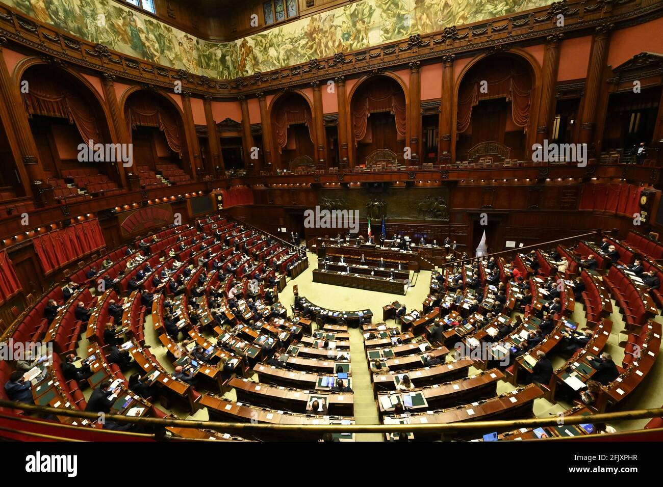 Rom. April 2021. Der italienische Premierminister Mario Draghi spricht am 26. April 2021 im italienischen Parlament in Rom, Italien. Am Montag hob Premierminister Mario Draghi die Bedeutung des nationalen Resilienz- und Erholungsplans im Wert von 248 Milliarden Euro (299.8 Milliarden US-Dollar) hervor. Quelle: Xinhua/Alamy Live News Stockfoto