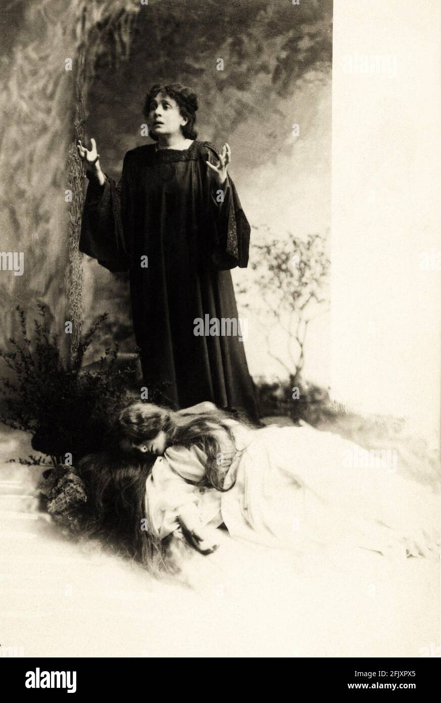 1896 , ITALIEN: Die berühmteste italienische Schauspielerin ELEONORA DUSE ( 1858 - 1924 ) in 'Città morta ' ( die Tote Stadt ) , Schauspiel von ihrer Geliebten GABRIELE D' ANNUNZIO , Kostüm von FORTUNY- THEATER - TEATRO - DANNUNZIO - D' ANNUNZIO - divina - attrice teatrale ---- Archivio GBB Stockfoto