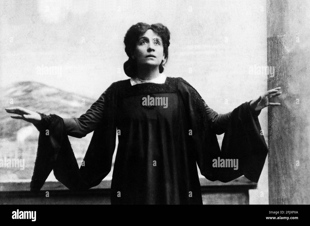 1896 , ITALIEN: Die berühmteste italienische Schauspielerin ELEONORA DUSE ( 1858 - 1924 ) in 'Città morta ' ( die Tote Stadt ) , Schauspiel von ihrer Geliebten GABRIELE D' ANNUNZIO , Kostüm von FORTUNY- THEATER - TEATRO - DANNUNZIO - D' ANNUNZIO - divina - attrice teatrale ---- Archivio GBB Stockfoto
