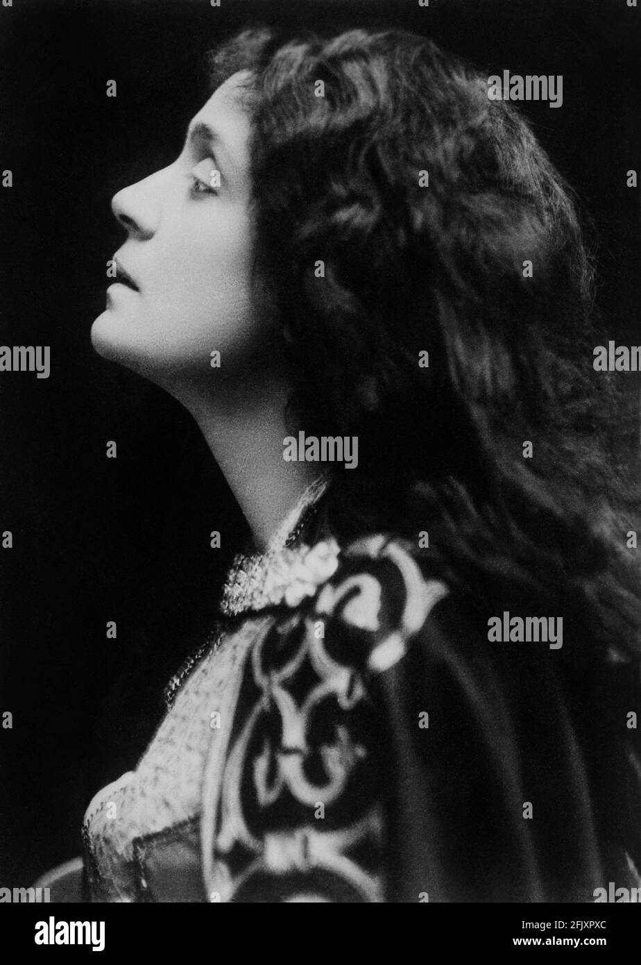 1880 ca., ITALIEN : die berühmteste italienische Schauspielerin ELEONORA DUSE ( 1858 - 1924 ) Als sie in DER STADT VON ihrer Geliebten, der DICHTERIN GABRIELE D'ANNUNZIO, jung war - THEATER - TEATRO - DANNUNZIO - D' ANNUNZIO - divina - attrice teatrale - profilo - Profil - capelli lunghi - lange Haare - Kollo - Hals ---- Archivio GBB Stockfoto