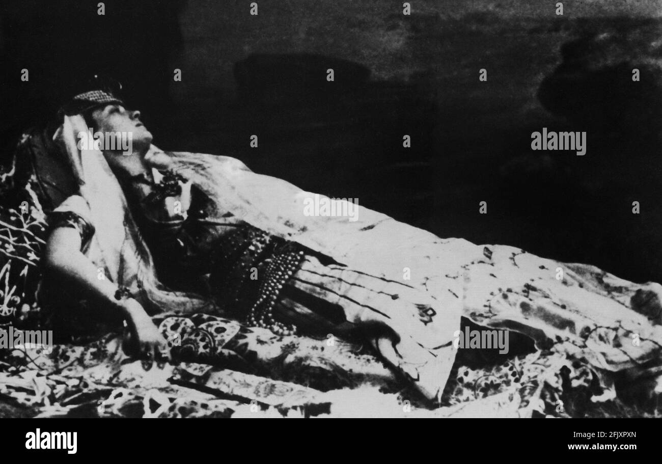 1896 , ITALIEN : die berühmteste italienische Schauspielerin ELEONORA DUSE ( 1858 - 1924 ) in ANTHONY UND CLEOPATRA ( Antonio e Cleopatra ) von William Shakespeare - THEATER - TEATRO - divina - attrice teatrale ---- Archivio GBB Stockfoto