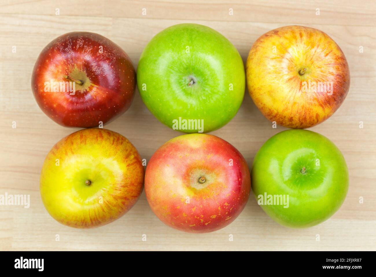 Frische grüne rote Apfelsorten aus biologischem Anbau, Granny Smith, Fuji, Gala, Jazz, Neuseeland, Draufsicht auf Holzhintergrund Stockfoto
