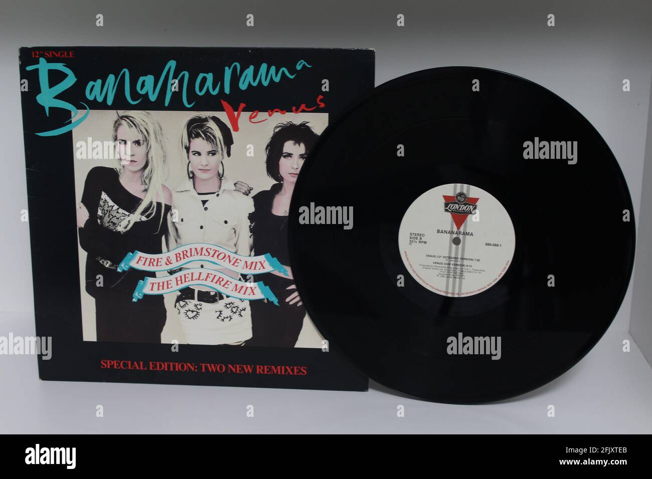 Disco-Band der 80er und 90er Jahre, Bananarama, Musikalbum auf Vinyl-LP-Disc. Stockfoto