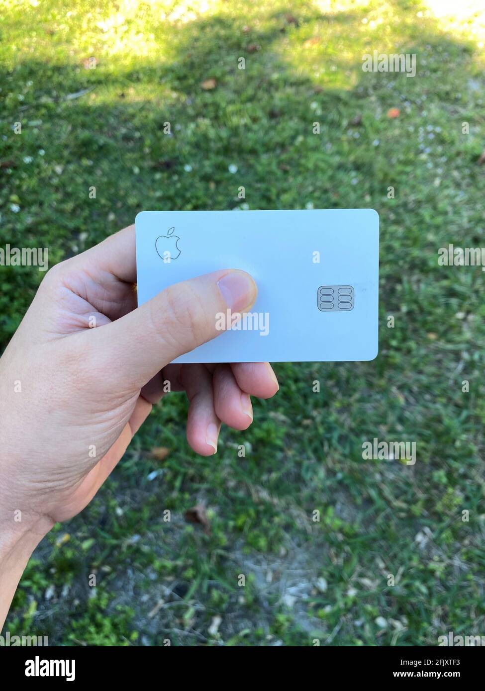Eine Frau mit einer Apple Card, die mit MasterCard und Goldman Sachs in der Hand zusammenkam. Stockfoto