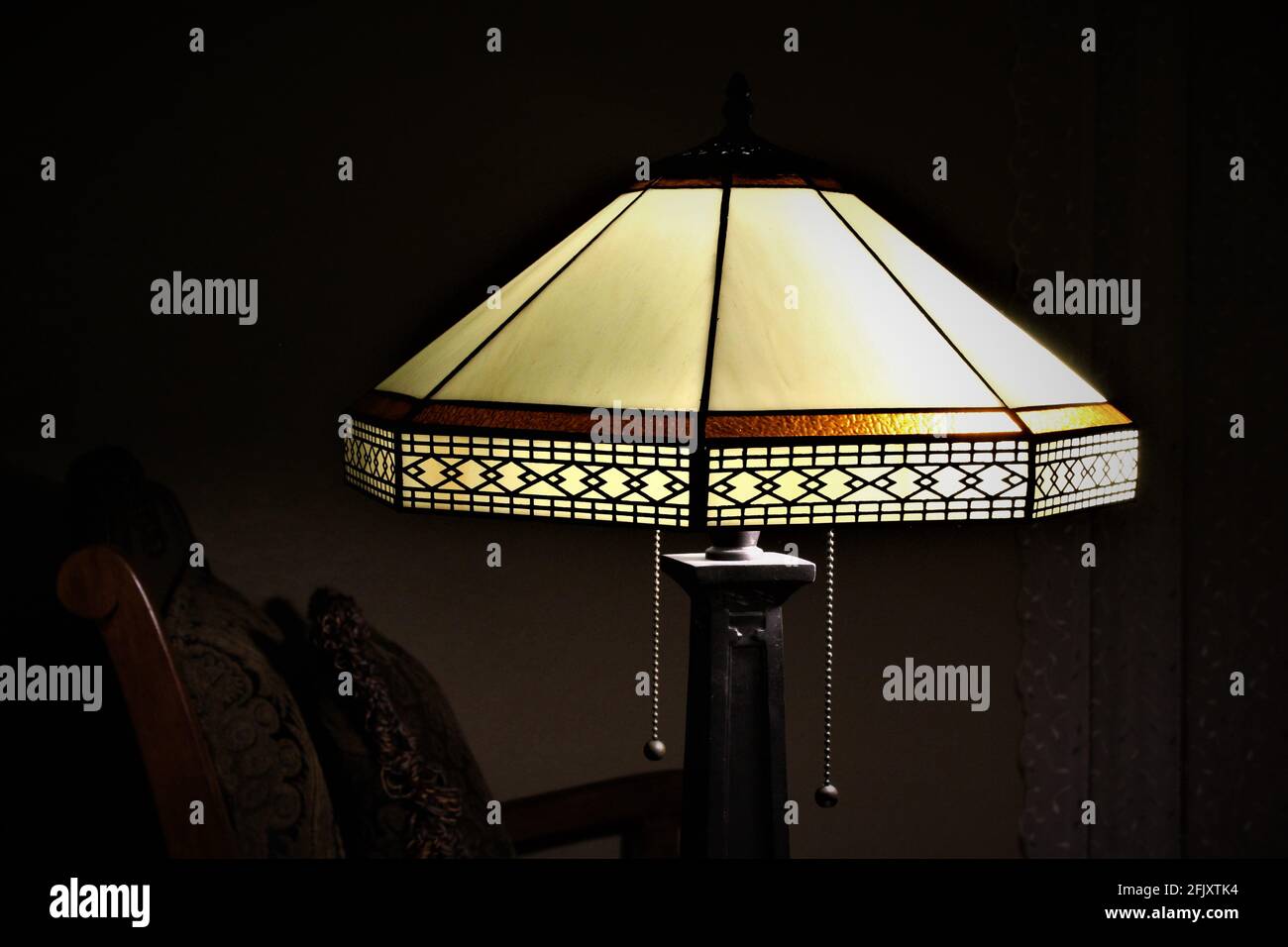Detailreiche Nachtlampe im Vintage-Stil in einem dunklen Raum. Stein Filigran. Speicherplatz kopieren Stockfoto