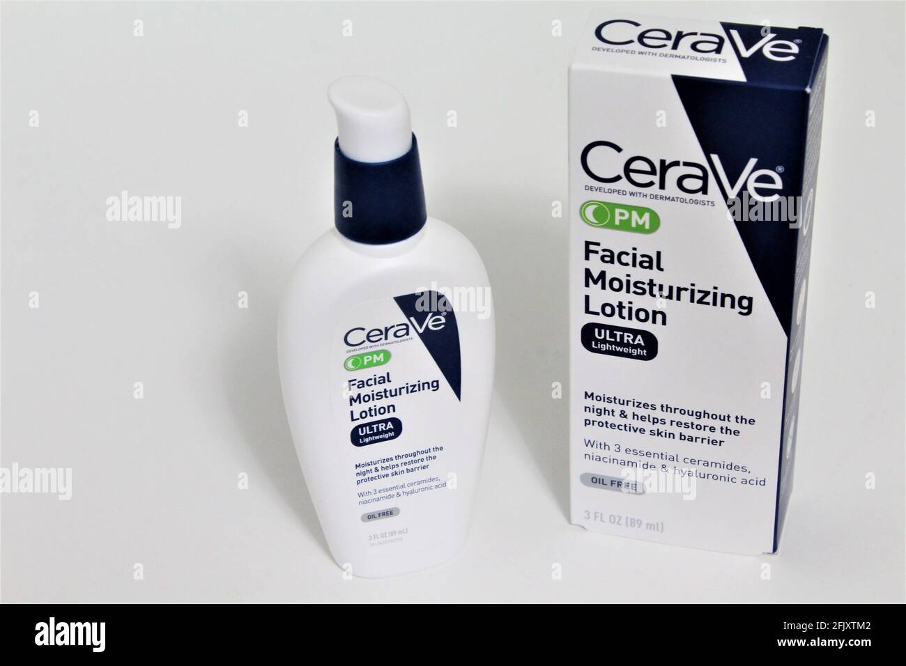 Schachtel und Flasche Cerave Feuchtigkeitslotion für die Gesichtsbehandlung. Cerave PM. Ölfrei. Isoliert auf weißem Hintergrund. Stockfoto