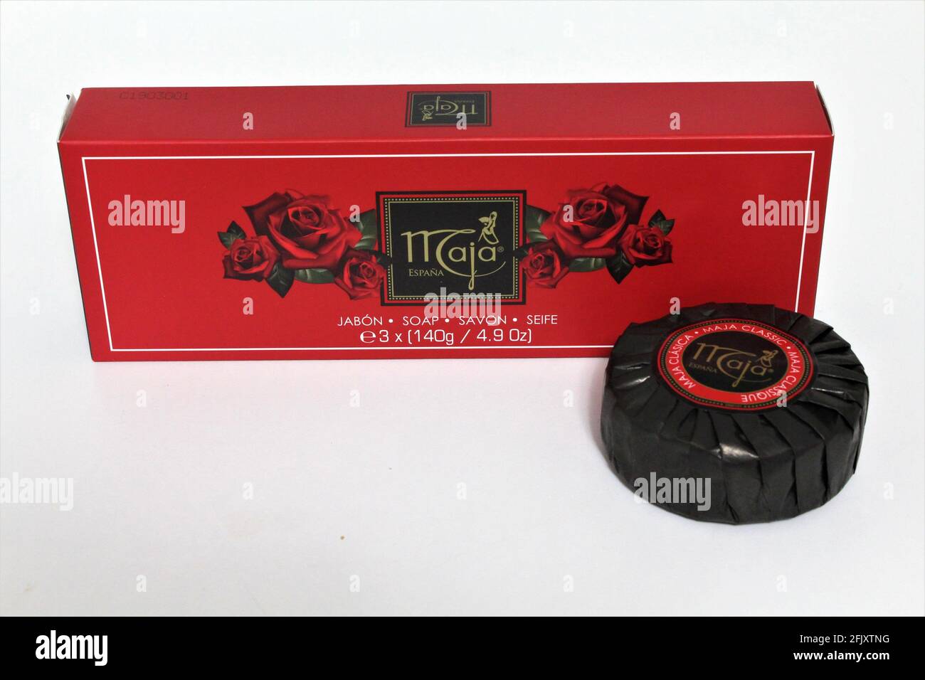 Schachtel mit Maja Seifenstäben aus Spanien. In der roten Box befinden sich 3 Maja Seifen, eine davon ist abgebildet. Sie sind sehr aromatisch und riechen frisch. Isoliert Stockfoto