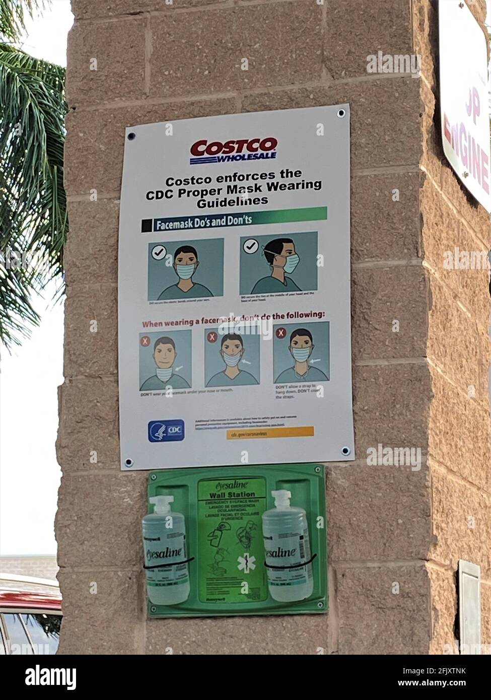Costco Großhandel Lager Zentrum Tankstelle Zeichen für die ordnungsgemäße Maske tragen während der covid-19 Coronavirus Pandemie. Händedesinfektionsmittel ist verfügbar Stockfoto
