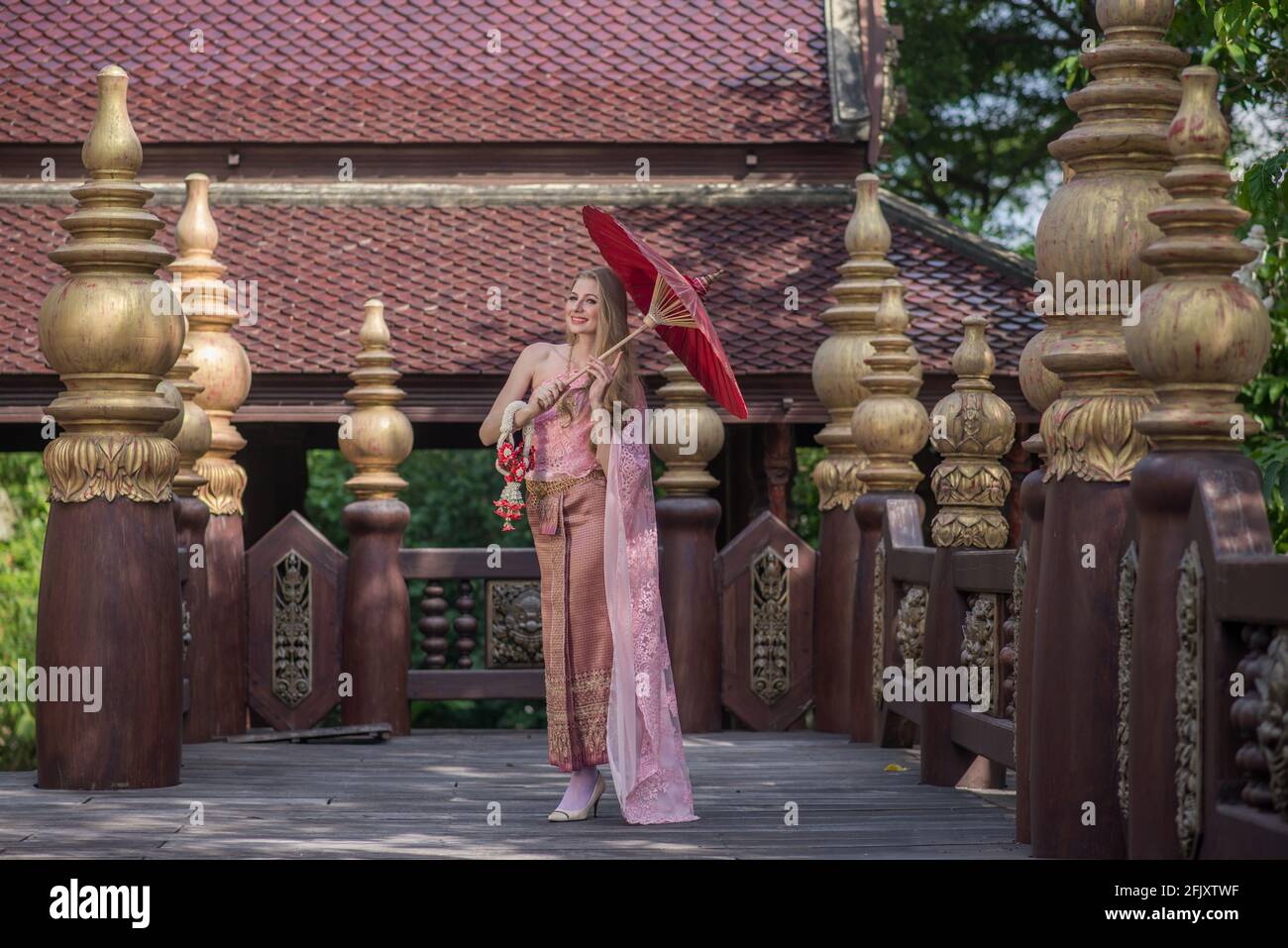 Schönes Mädchen in der thailändischen nationalen hellen Kleid mit orientalischem Make-up, reisen in Thailand Stockfoto