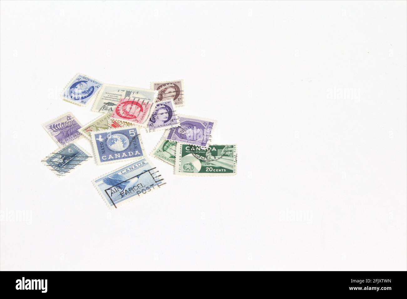 Kleine kanadische Vintage-Briefmarken aus alten Briefen aus einem Antiquitätengeschäft. Ca. 1758. Speicherplatz kopieren Stockfoto