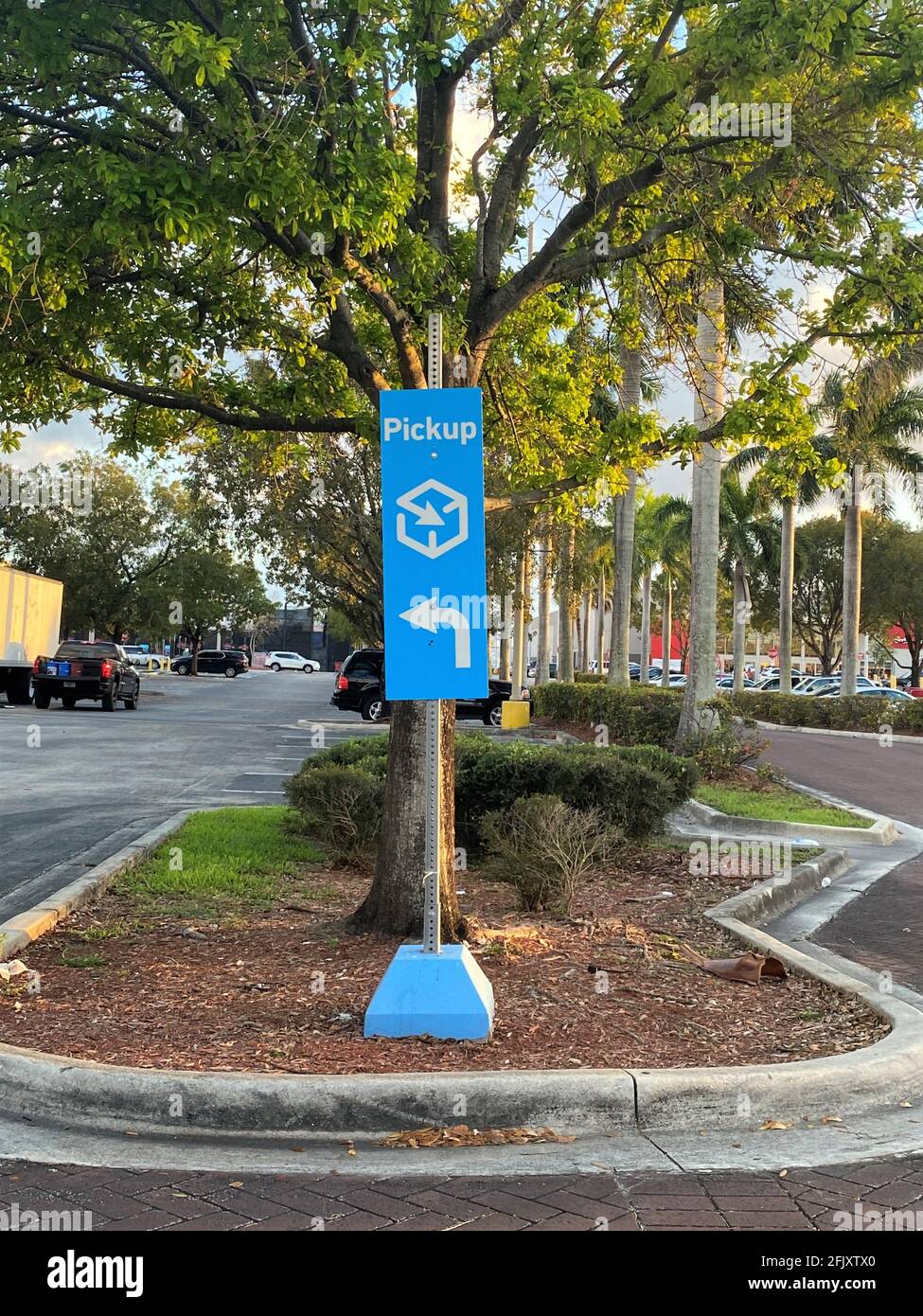 Outdoor-Online-Abholschild vor einem großen schönen Baum. Geeignet für soziale Distanzierungen aufgrund einer COVID-19-Pandemie. Stockfoto