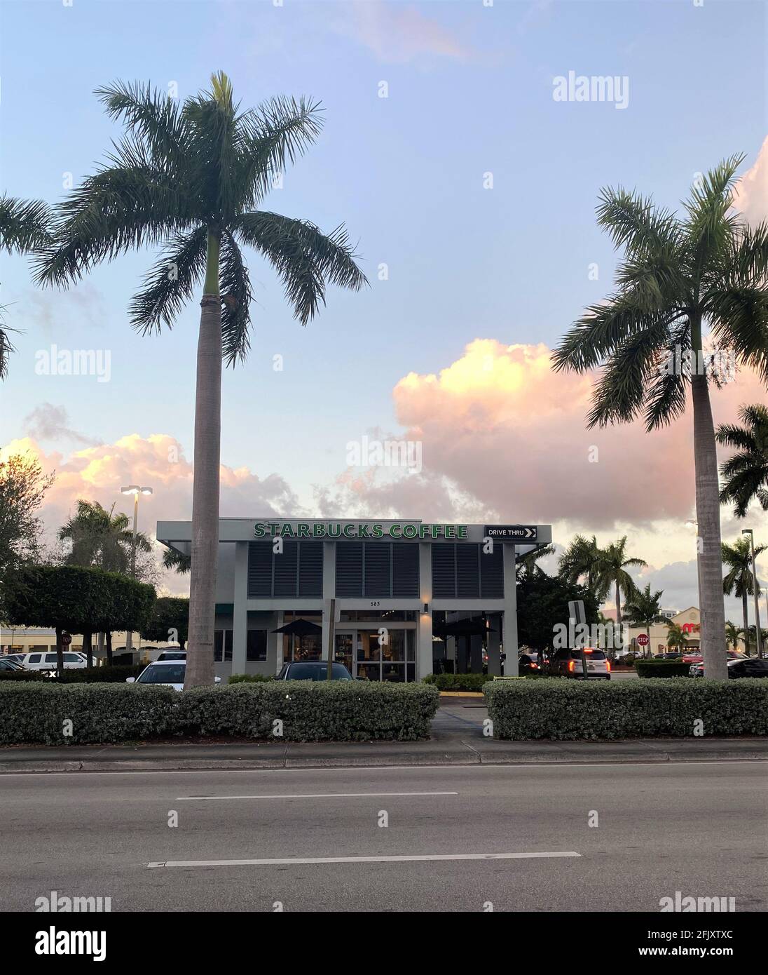 Starbucks Coffee Shop in Hialeah, Florida, ist wieder geöffnet, nachdem es wegen der Pandemie COVID-19 geschlossen wurde. Stockfoto