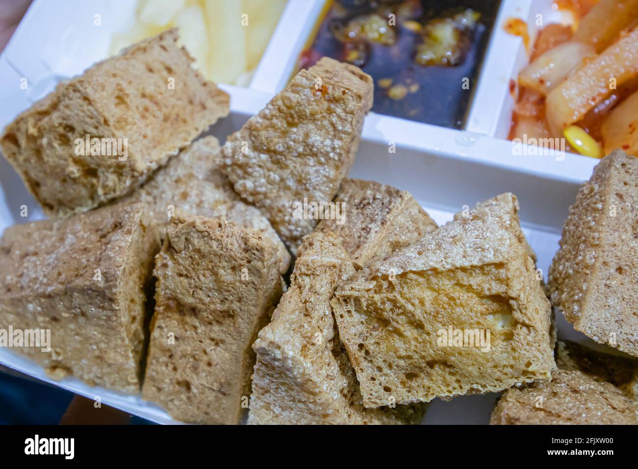 Stinky Tofu, eine Nahaufnahme von taiwanesischem traditionellem frittiertem Bancurd Street Food auf dem Nachtmarkt von Taipei in Taiwan. Stockfoto