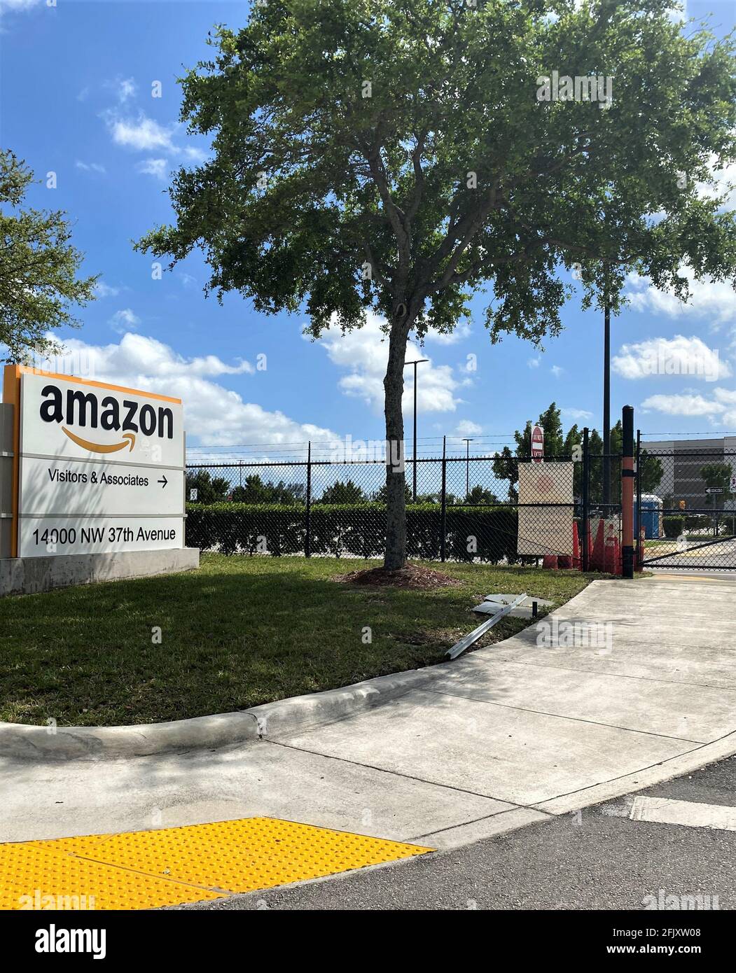 Besucher und Mitarbeiter signieren vom Seitenweg aus das Werkslogo des Amazon-Lagers in Opa Loca, Florida. Stockfoto