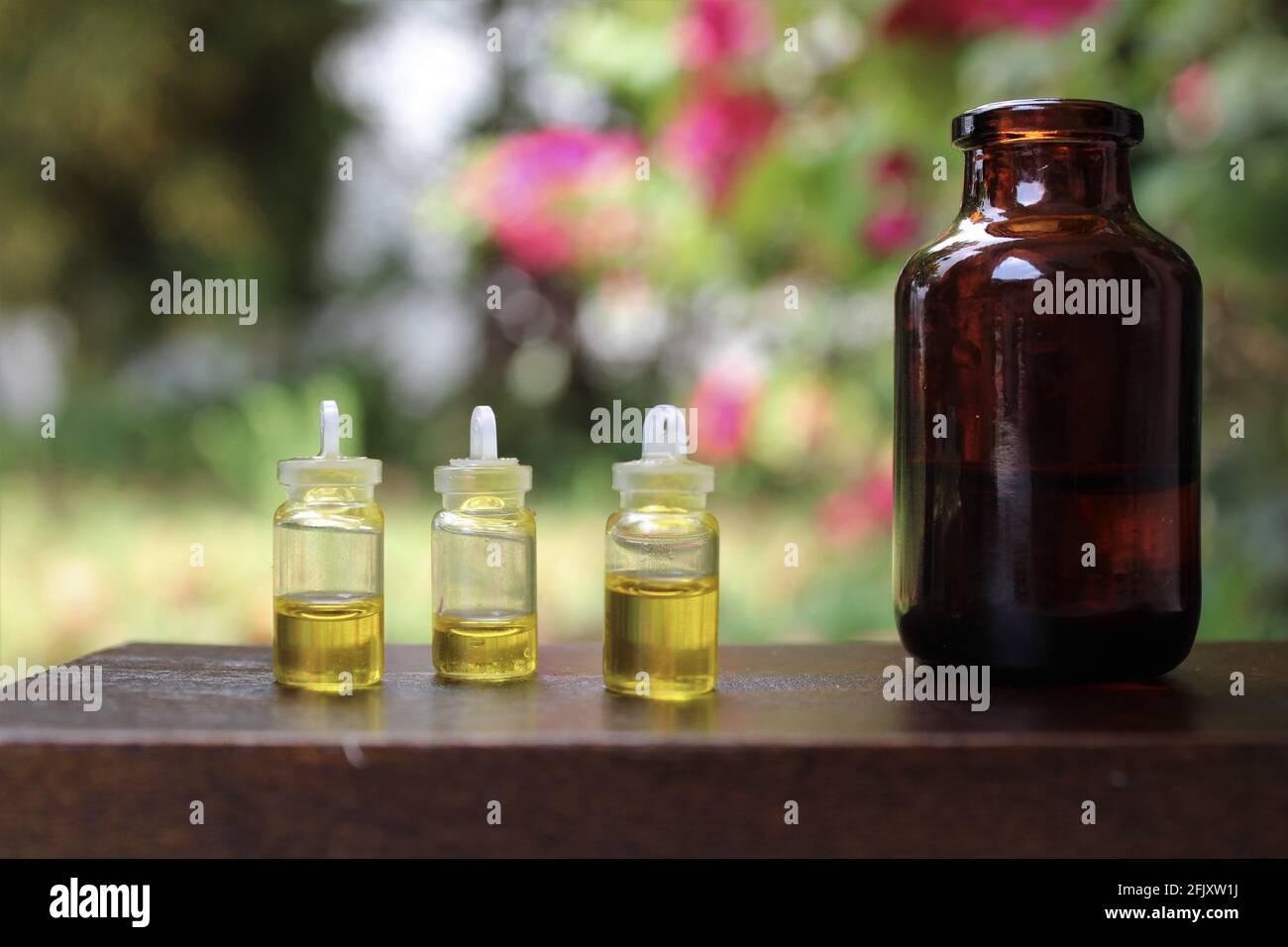 Flaschen mit ätherischen Ölen und Tinkturen mit Kopierraum oder CBD-Öl-Konzept. Hanföl Stockfoto